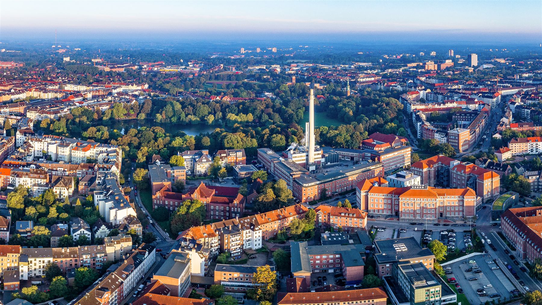 Luftaufnahme des Schrevenparks mit Schreventeich, rechts der Knooper Weg mit der Muthesius Kunsthochschule
