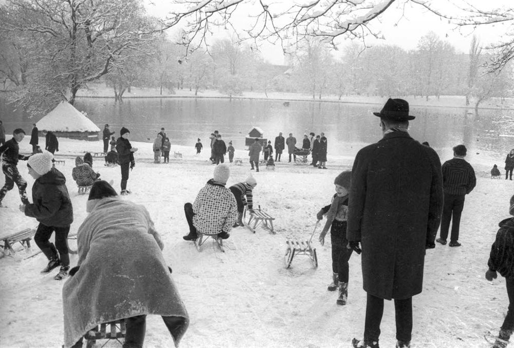 Historische Aufnahme: Kinder beim Rodeln im verschneiten Schrevenpark