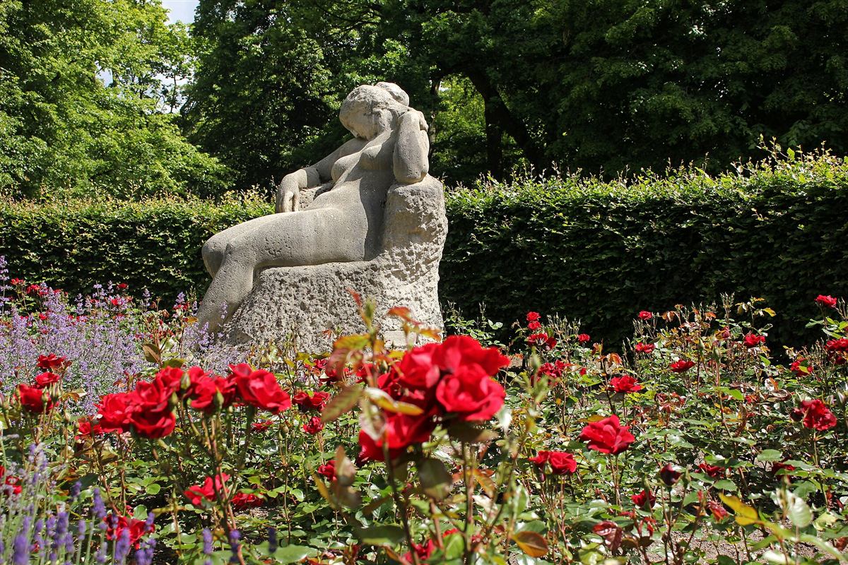 Die Skulptur „Die Schlummernde“ im Rosengarten des Schrevenparks